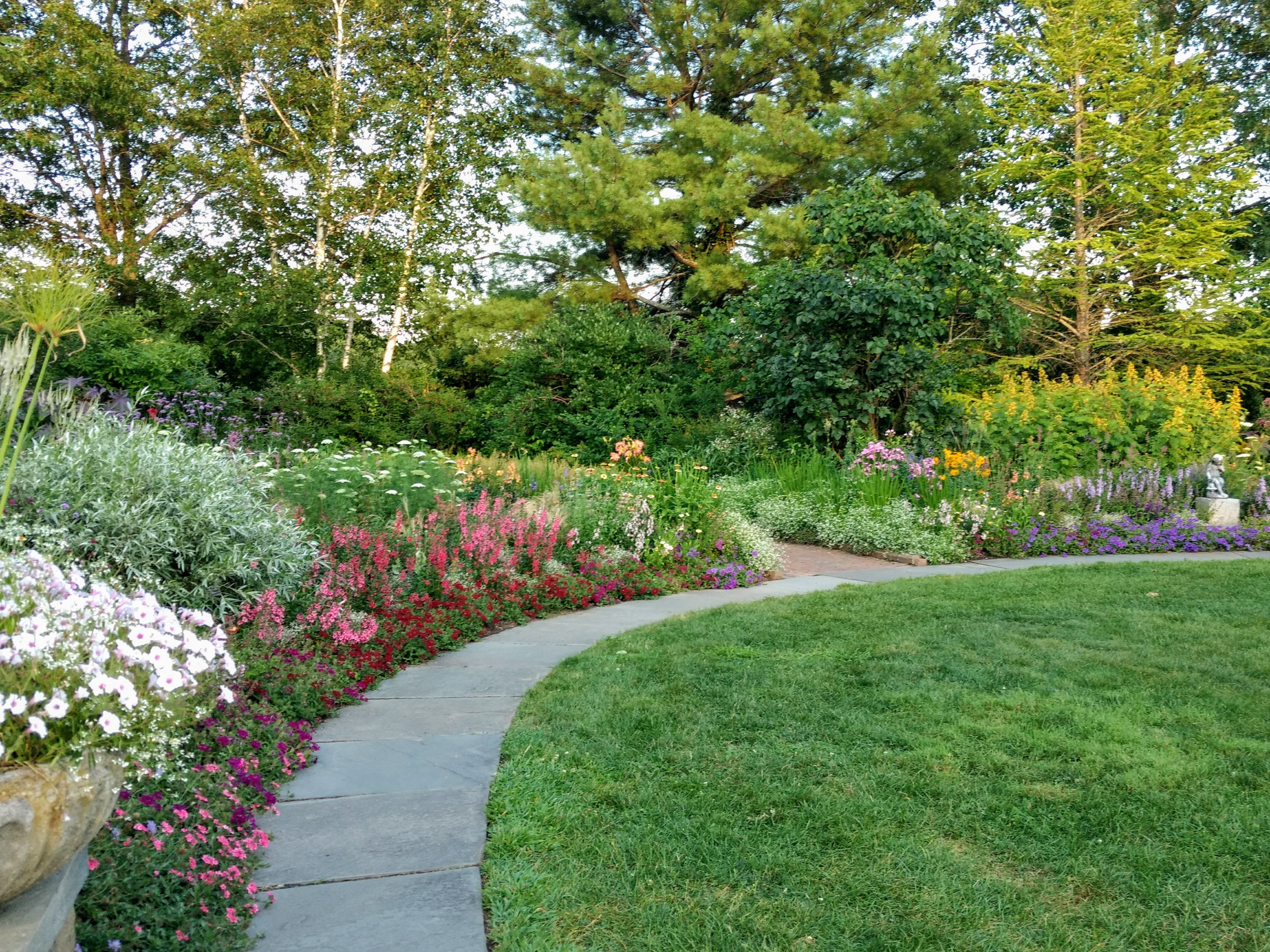Благоустройство участка частного дома в Серпухове и Московской области
